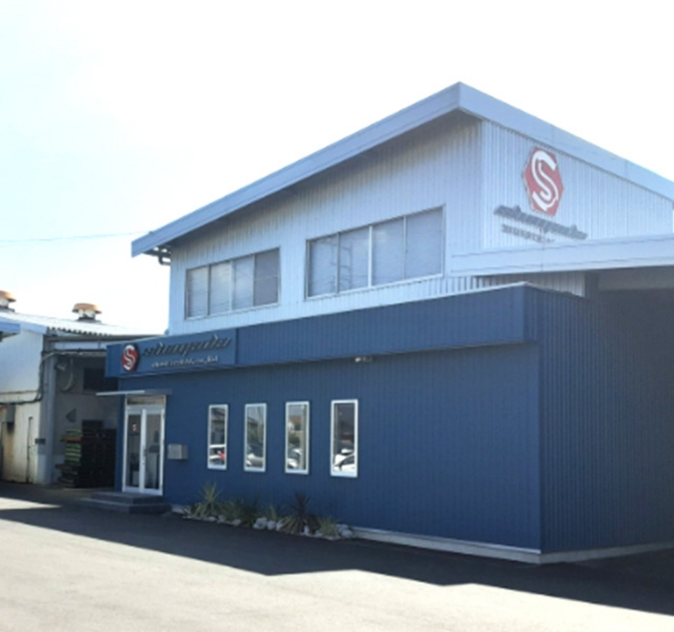 　「精密板金加工 配線組立.com 」を運営している島田工業株式会社は、群馬県・伊勢崎市に板金工場・組立工場を持った温調圧縮・電気装置機器の受託加工・製造メーカーです。
鋼板からの板金加工による装置機器の設計・製作と、装置機器の電気配線・配管接続等の電気制御技術に於けるソフトとハード設計・製作の両面に対応しているメーカーになります。
また装置機器の納入に際しては、ヘリウムリーク検査や電気検査、100時間に及ぶ試運転などのように各種試験を徹底的に行った上で、製品の納入がされています。
